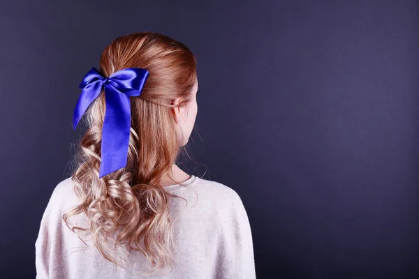 Weibliche Frisur mit Farbband auf dunklem Hintergrund — Stockfoto