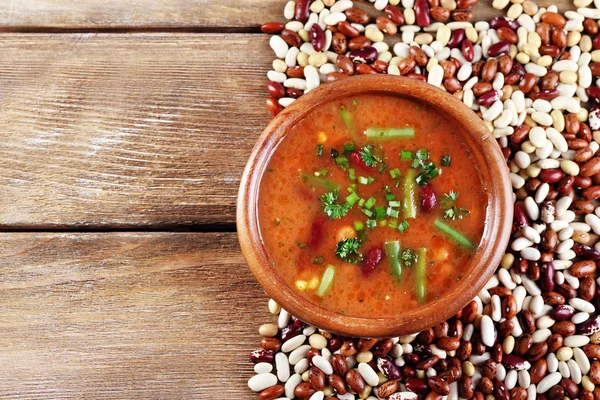 Kase ve ahşap masa arka plan üzerinde ham fasulye fasulye çorbası