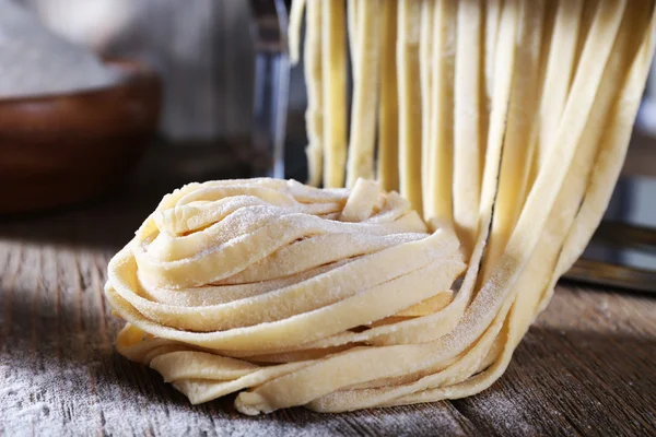 Nido de fideos caseros en mesa de madera, primer plano — Foto de Stock