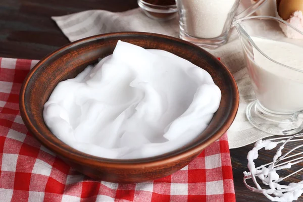 Clara de huevo batida y otros ingredientes para la crema en la mesa de madera, primer plano —  Fotos de Stock