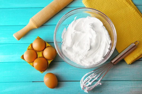 Oeufs blancs fouettés pour crème sur table en bois, vue de dessus — Photo