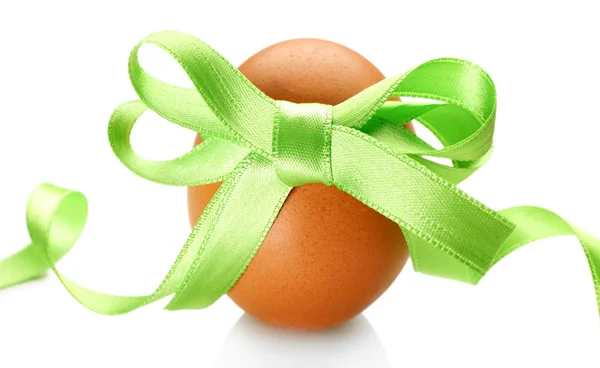 Uovo di Pasqua con fiocco a nastro — Foto Stock