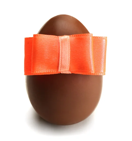 Huevo de Pascua de chocolate con lazo de cinta —  Fotos de Stock