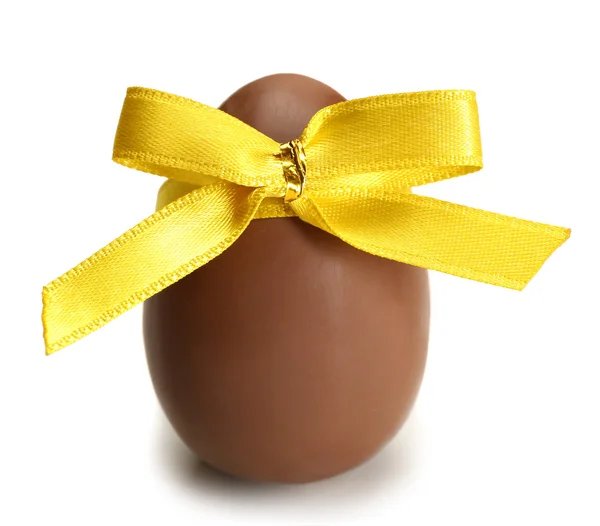 Uovo di Pasqua al cioccolato con fiocco a nastro — Foto Stock