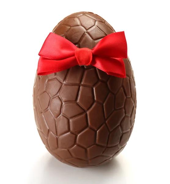 Σοκολατένιο αυγό του Πάσχα με κορδέλα τόξο — Φωτογραφία Αρχείου