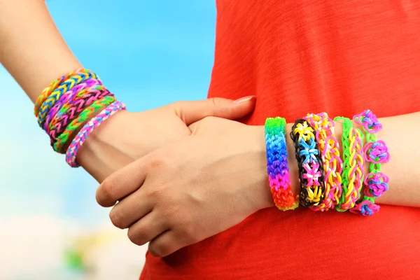 Mani femminili con bracciali, primo piano — Foto Stock