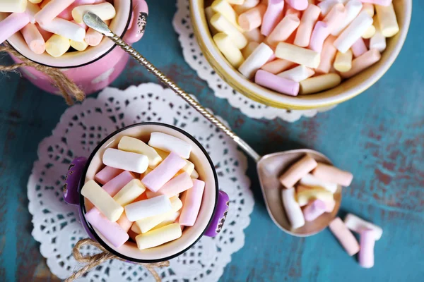 Bonbons sucrés sur la table — Photo