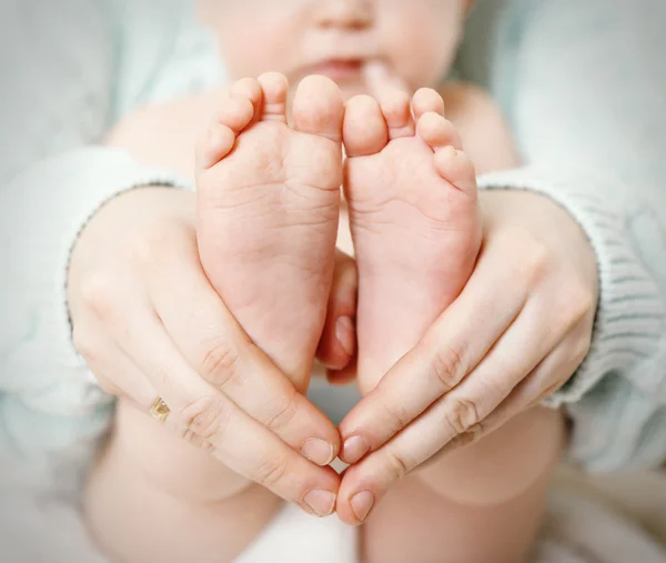 Bebê recém-nascido em abraços de mãe, close-up — Fotografia de Stock