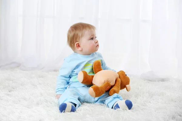 Babyjongen met teddy bear — Stockfoto