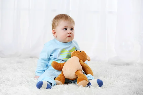 Niño con osito de peluche —  Fotos de Stock