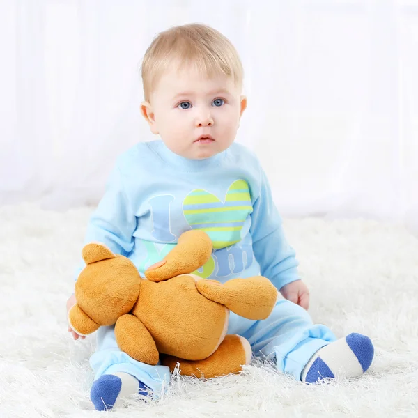 Babyjongen met teddy bear — Stockfoto