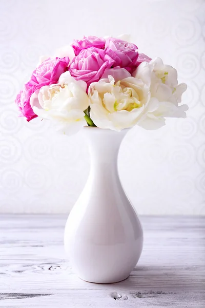 Bouquet of fresh roses and tulips on wallpaper background — Stock Photo, Image