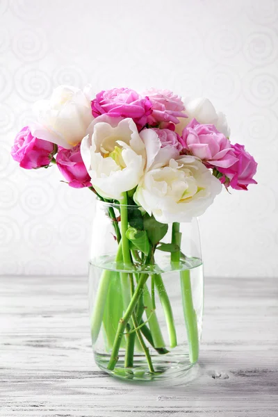 Bouquet di rose fresche e tulipani su sfondo carta da parati — Foto Stock