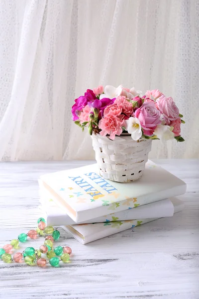 Lentebloemen met stapel boeken — Stockfoto