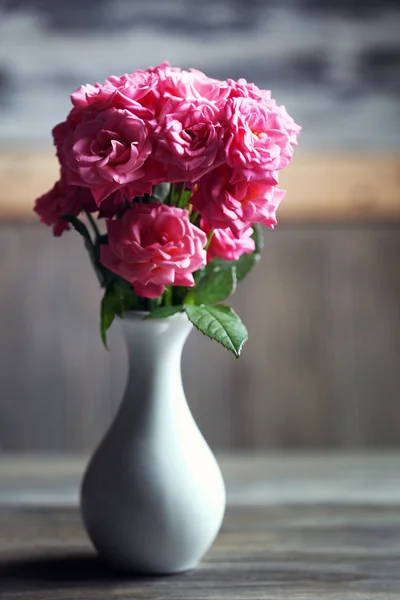 Ramo de hermosas rosas frescas sobre fondo borroso — Foto de Stock