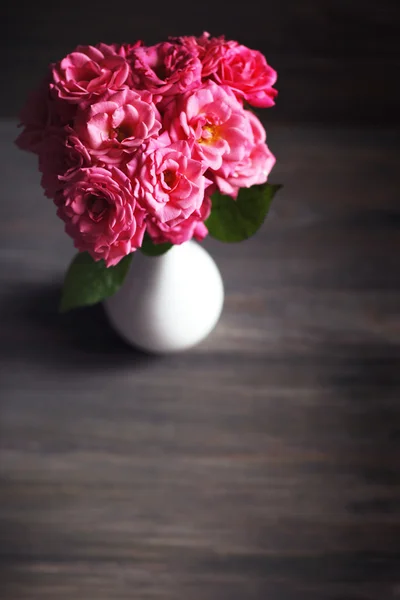 Bouquet de belles roses fraîches sur fond de bois — Photo