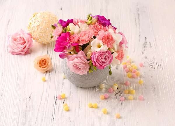 Hermosas flores frescas de primavera en maceta —  Fotos de Stock