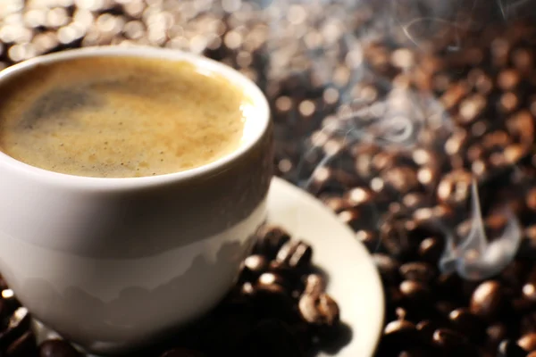 Secangkir kopi dengan biji-bijian, close-up — Stok Foto