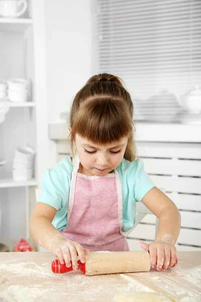 Dziewczynka przygotowanie ciasteczek w kuchni w domu — Zdjęcie stockowe