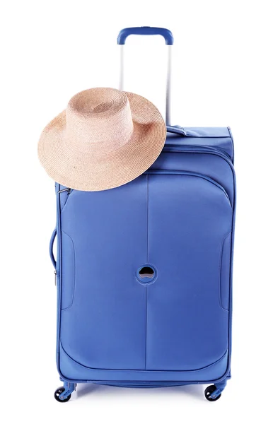 白で隔離の帽子と青いスーツケース — ストック写真
