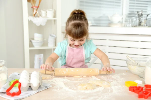 少女が自宅の台所でのクッキーの準備 — ストック写真