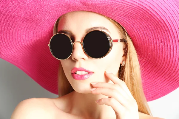 Retrato de modelo jovem expressivo em chapéu rosa e óculos de sol, close-up — Fotografia de Stock