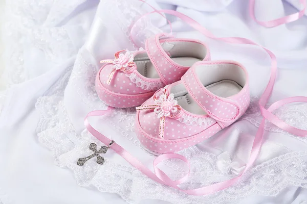 Zapatos de bebé y cruz — Foto de Stock