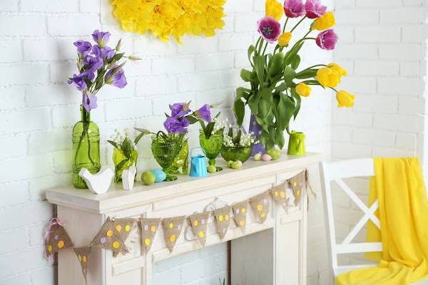 Chimenea con hermosas decoraciones de primavera — Foto de Stock