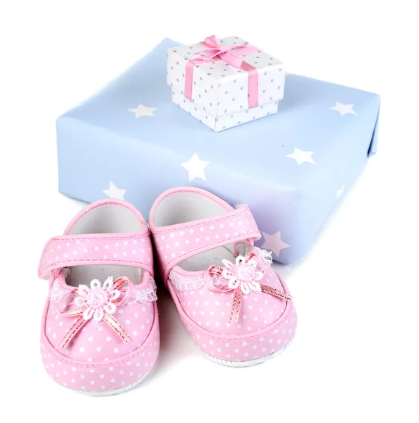 Sapatos de bebê com presentes isolados em branco — Fotografia de Stock