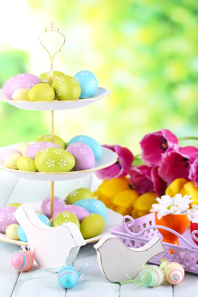 Decoración de Pascua, huevos y tulipanes sobre la mesa sobre fondo natural —  Fotos de Stock