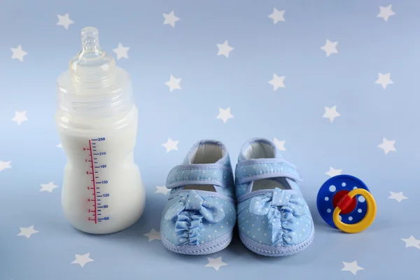 Zapatos de bebé sobre fondo azul —  Fotos de Stock