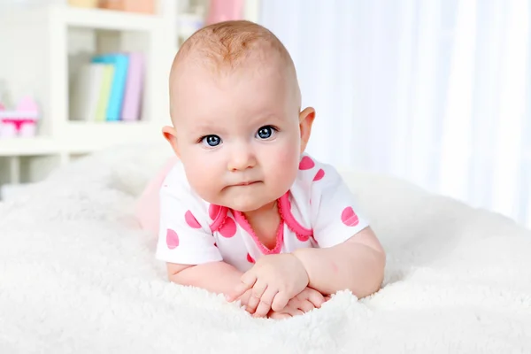 Carino bambina, su sfondo interno di casa — Foto Stock