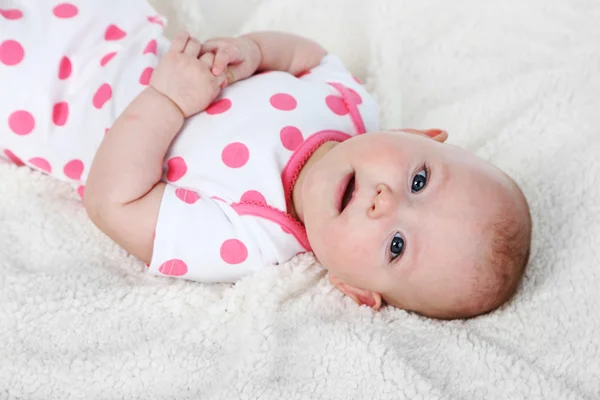 Carino bambina, su sfondo plaid bianco — Foto Stock