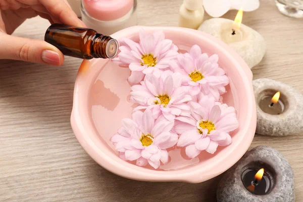 Mains féminines avec bol d'eau de spa — Photo