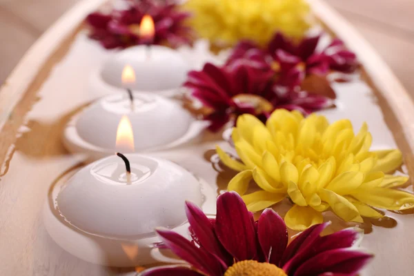 Bowl of spa water with flowers — Stock Photo, Image
