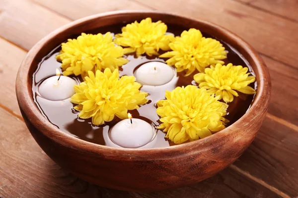 Tigela de água termal com flores — Fotografia de Stock