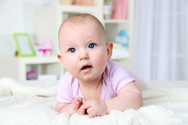 Bayi perempuan yang lucu, di latar belakang interior rumah — Stok Foto