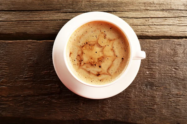 Cangkir kopi latte art pada latar belakang kayu — Stok Foto