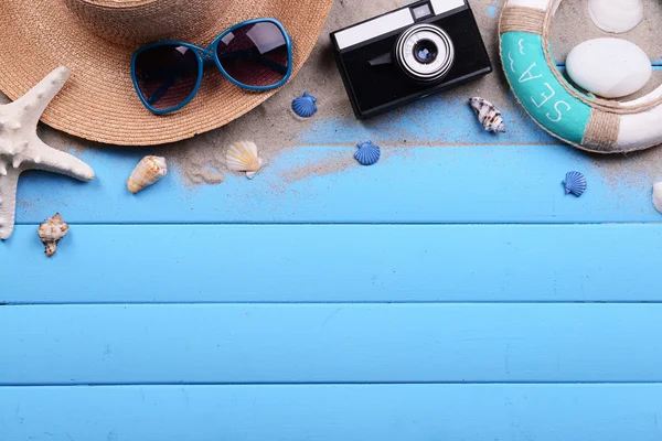 Accessori da viaggio su sfondo in legno — Foto Stock