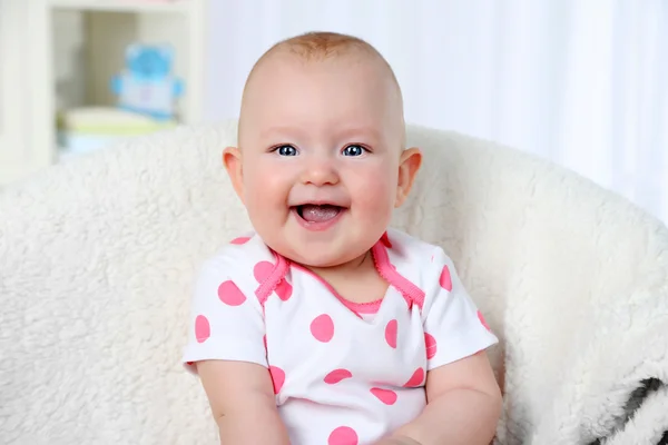 ホーム インテリアの背景に肘掛け椅子に座っている女のかわいい赤ちゃん — ストック写真
