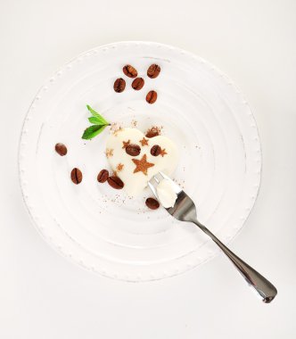 Panna cotta tatlı plaka üzerinde