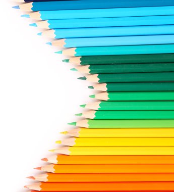 beyaz izole renkli kalemler