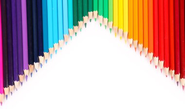 beyaz izole renkli kalemler