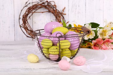 Paskalya yumurtaları sepet ve çiçekler