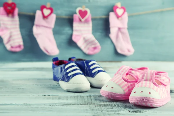 Lindos zapatos y calcetines para niños pequeños —  Fotos de Stock