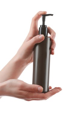 Eller üzerinde beyaz izole kozmetik şişe ile
