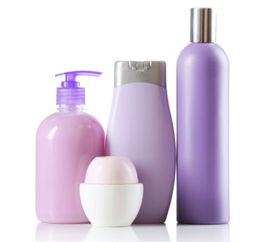 Beyaz arkaplanda izole edilmiş kozmetik şişeler