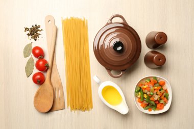 Gıda katkı maddeleri ve ahşap arka plan üzerinde yemek pişirmek için mutfak gereçleri