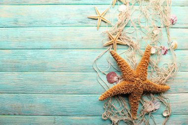 Ahşap zemin üzerinde deniz yıldızları ve kabuklar