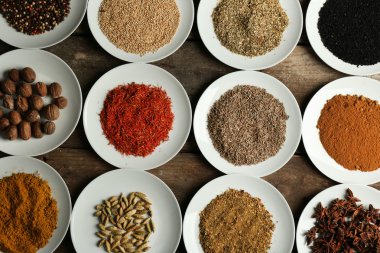 Plakaları, eski ahşap masa üzerinde farklı baharatlar